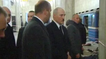 Alexandr Lukašenko na místě výbuchu v minském metru