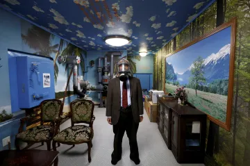 Kuriozity 2017. Soukromý atomový kryt, jízda na kole po mořském dně nebo hotel pod širákem