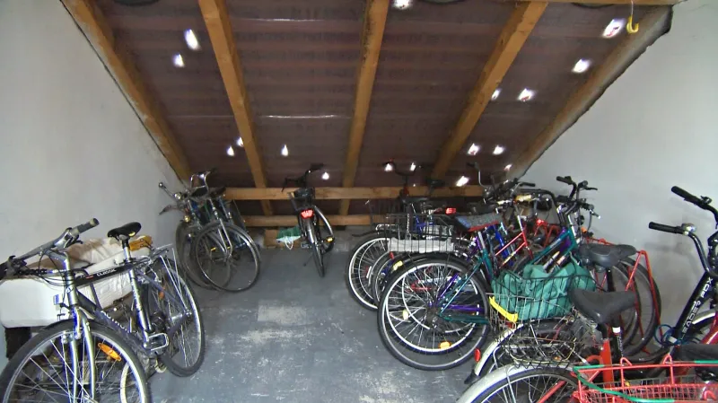 Děravou střechou domu v Kroměříži kape nejen na kola, ale i do bytů