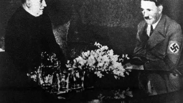 Jozef Tiso u Adolfa Hitlera před vyhlášením Slovenského státu 13. března 1939.