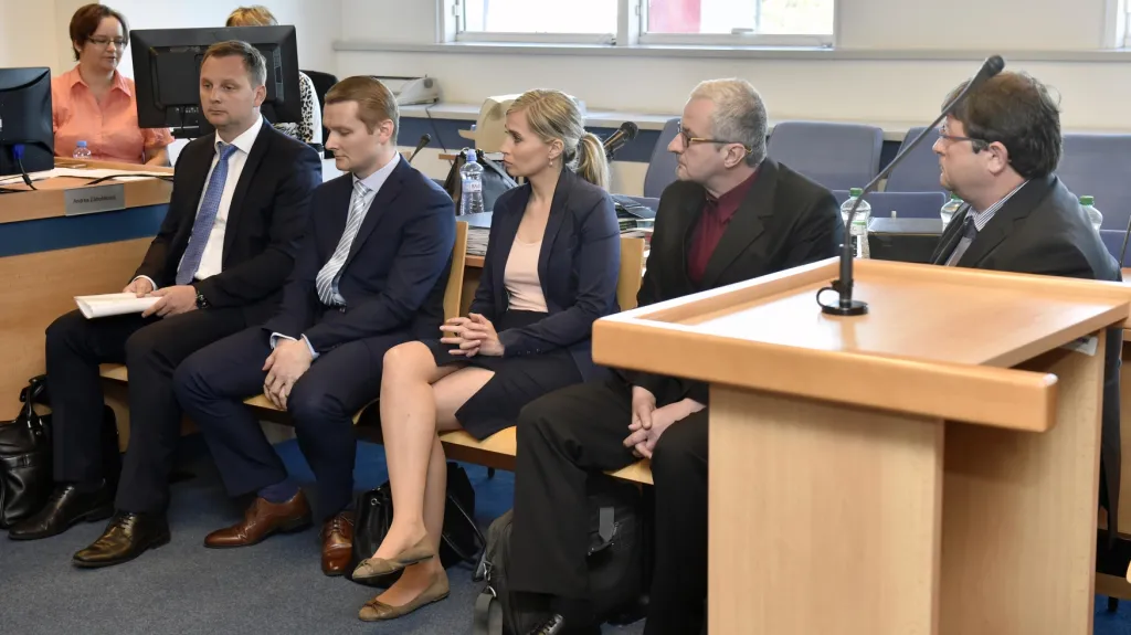 Za skladování zakázaných min může soud obžalovaným vyměřit až dvanáct let vězení