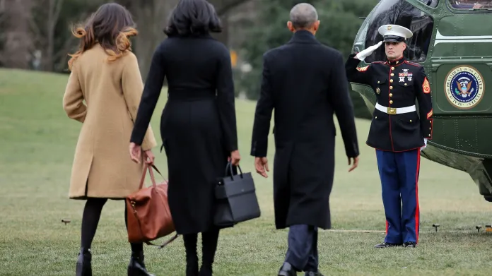 Obama s rodinou při odletu z Bílého domu