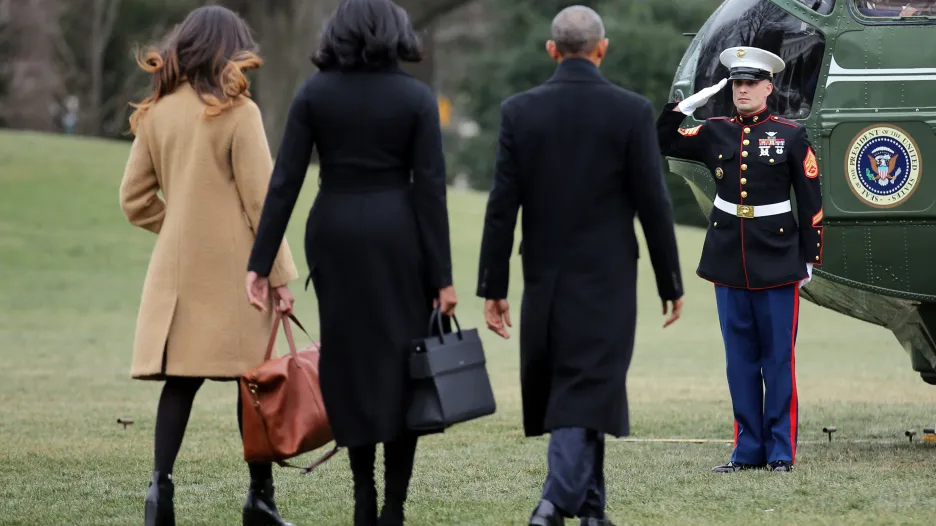 Obama s rodinou při odletu z Bílého domu