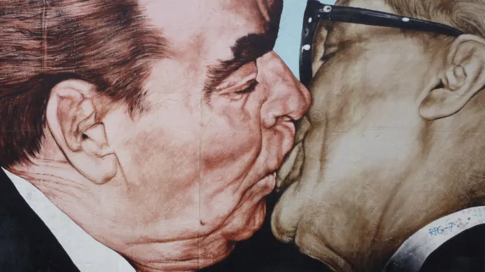 Brežněvův polibek na Berlínské zdi