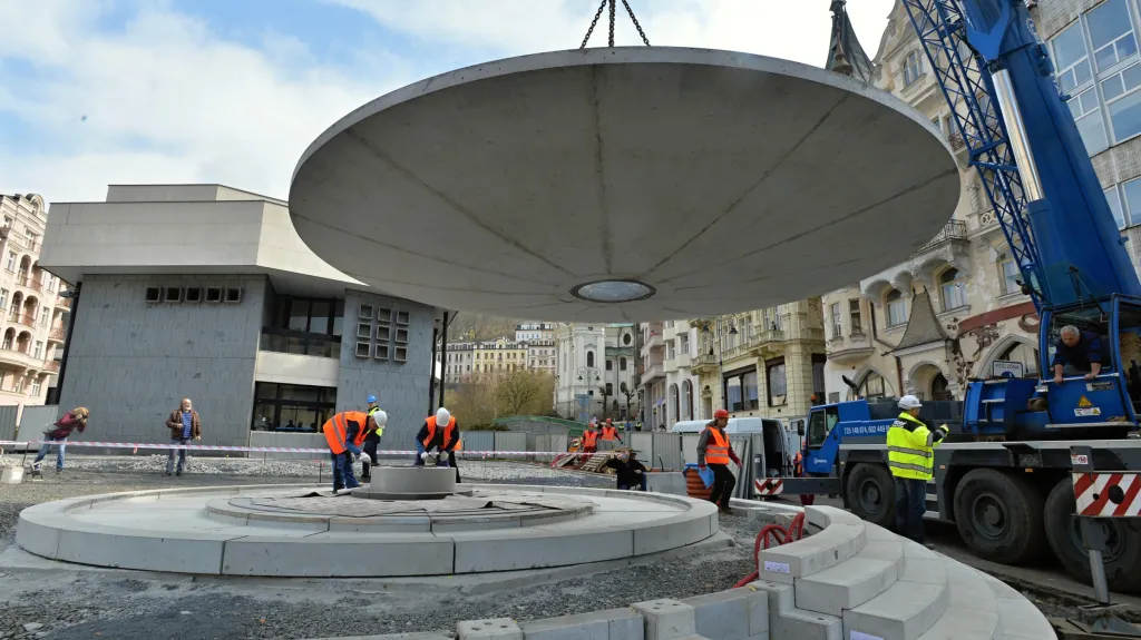 Osazování betonové mísy pro nový vývěr Vřídla