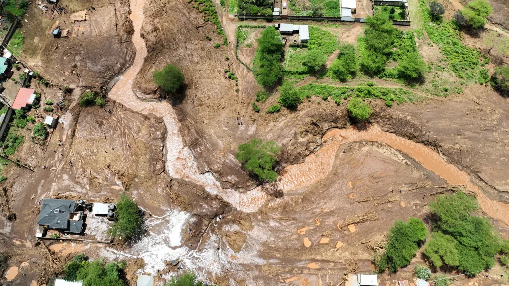Pohled z dronu ukazuje poškozené domy ve vesnici Kamuchiri