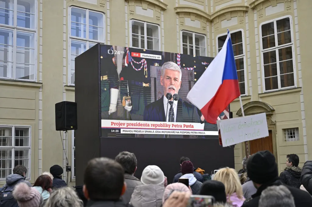 Návštěvníci na třetím nádvoří měli k dispozici velkoplošnou obrazovku s přenosem z Vladislavského sálu