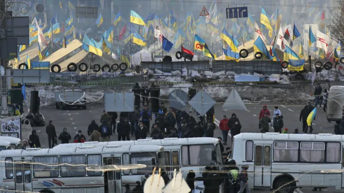 Akci opozice a příznivců vlády oddělovaly jenom barikády z autobusů