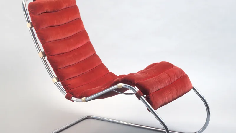 Křeslo s červeným čalouněním (Ludwig Mies van der Rohe, 1931)
