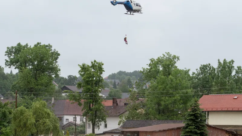 Obyvatele Trifternu musela z domů zachraňovat helikoptéra