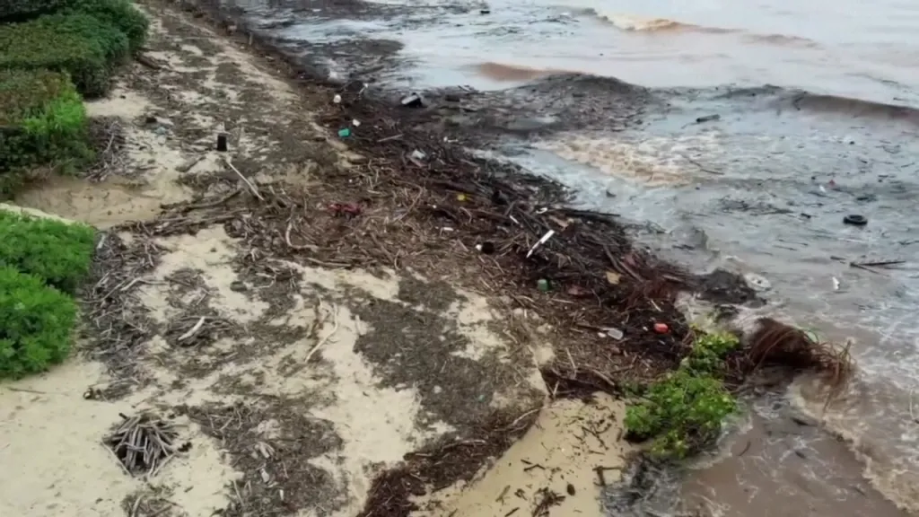 Naplaveniny na havajské pláži Waialua