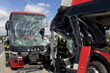 Při srážce autobusu a tramvaje v pražských Záběhlicích utrpělo zranění patnáct lidí