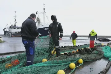 Finsko loví z moře „sítě duchů“. Změti plastových vláken, které zbyly po rybářích, chce recyklovat