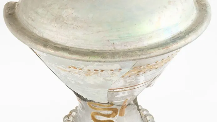 Malovaný a zlacený pohár s víkem z bratislavského hradu – vyšší kategorie luxusního zboží