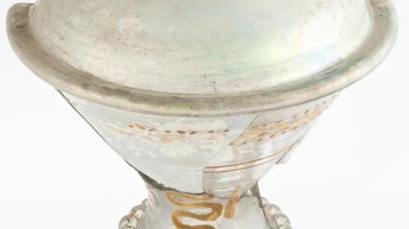 Malovaný a zlacený pohár s víkem z bratislavského hradu – vyšší kategorie luxusního zboží