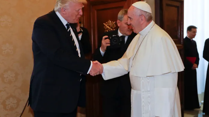 Události: Trumpa přijal ve Vatikánu kritický František