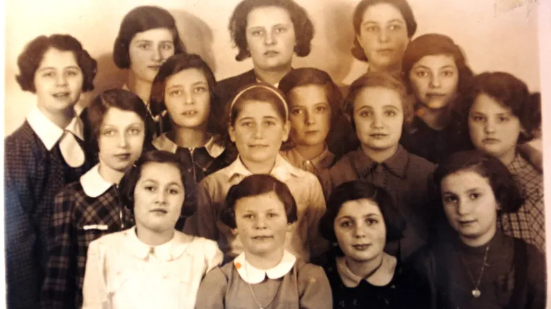 Ruth (uprostřed s mašlí ve vlasech) s kamarádkami