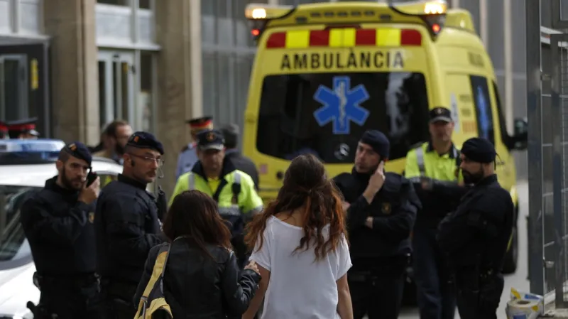 Lidé u místa činu v barcelonské čtvrti San Andreu