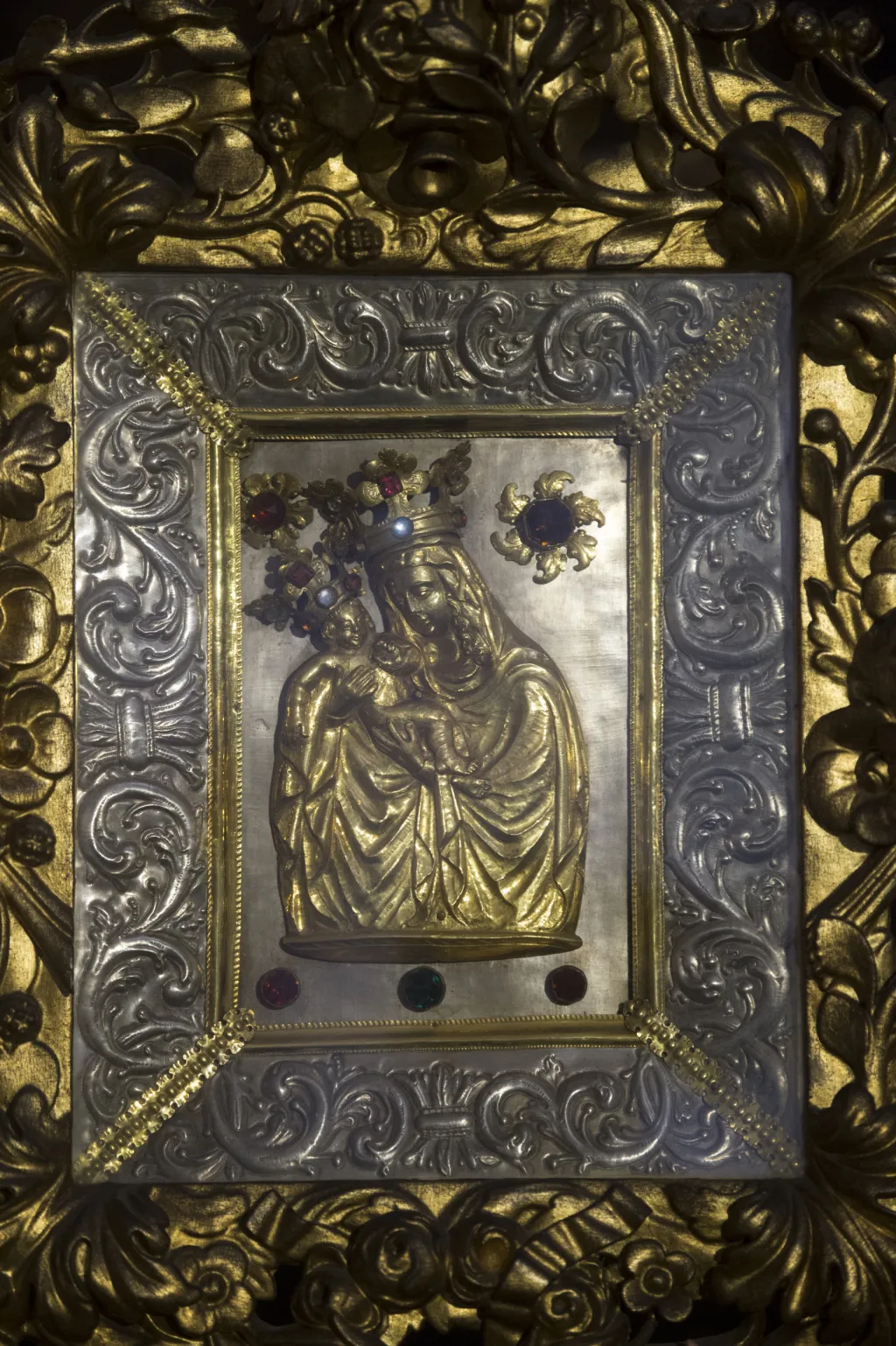 Výstava s názvem "Pod ochranou tvou" odhaluje v chrámu svaté Barbory v Kutné Hoře vzácné exponáty uložené v chrámovém depozitáři