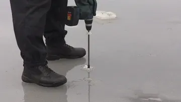 Členové poříční jednotky pravidelně tloušťku ledu měří