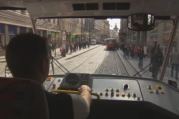 Nepozornost chodců mnohdy končí střetem s tramvají