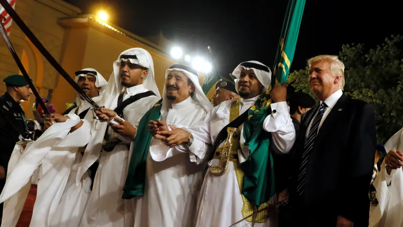 Prezident USA Donald Trump při tradičním tanci s meči v Rijádu v roce 2017