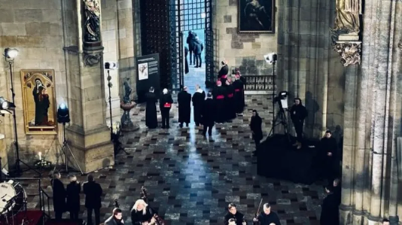 Zástupci církví a celá katedrála čekají na příchod prezidenta,  Autor: Dušan Šulc,  Zdroj: ČT24