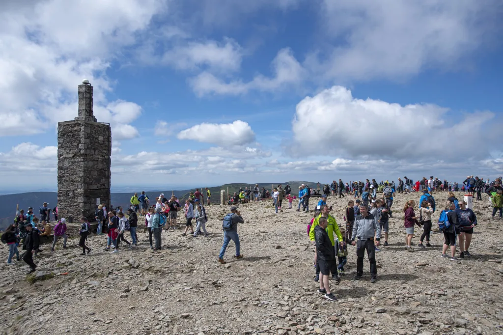 Turisté na Sněžce