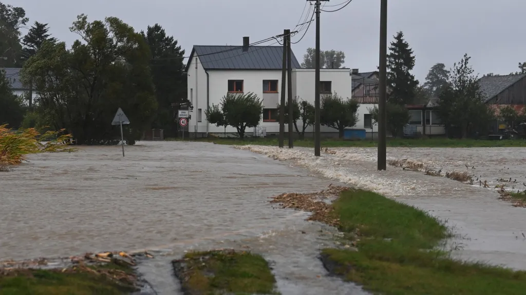 Rozvodněná řeka Opava v městské části Držkovice