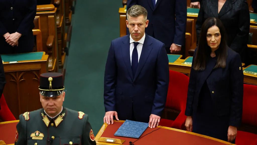 Nový maďarský premiér Péter Magyar a šéfka diplomacie Anita Orbánová