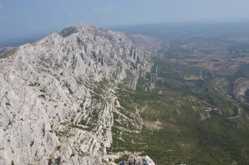 Výhled z hory St. Victoire nabízí Provence jako na dlani