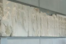Itálie vrátila Řecku fragment z Parthenónu. Polovina reliéfů nadále zůstává v Londýně
