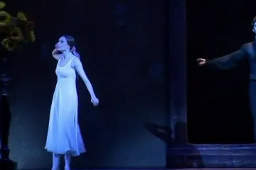 Ruská státní televize se potýká s vlnou výpovědí. Další desítky známých Rusů invazi odsoudily