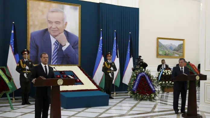 Vzpomínkového obřadu před pohřbem se účastnil i ruský premiér Dmitrij Medvěděv