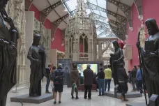 Sochy, které unikly plamenům. Výstava odhaluje zachráněné poklady katedrály Notre Dame