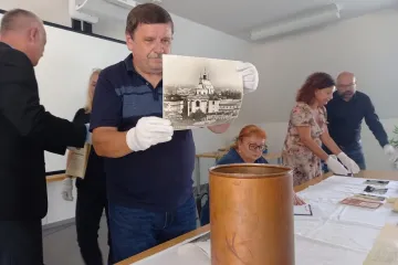 Makovice olomouckého Červeného kostela ukrývala i více než stoleté předměty, nyní poputují do trezoru