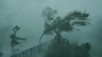 Tajfun Mangkhut zasáhl Hongkong a míří k Číně