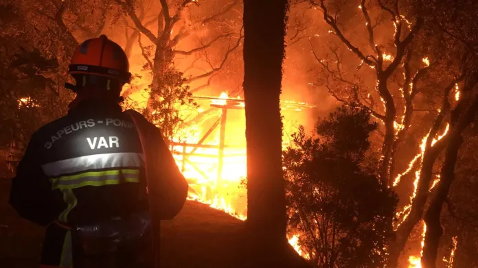 Hasiči zasahují během lesních požárů u města Cogolin v regionu Provence-Alpes-Côte v jižní Francii