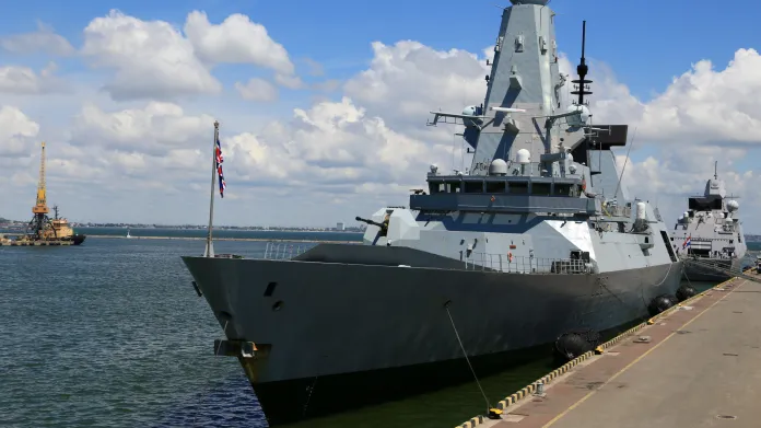 Torpédoborec britského královského námořnictva zakotvený v černomořském přístavu v Oděse