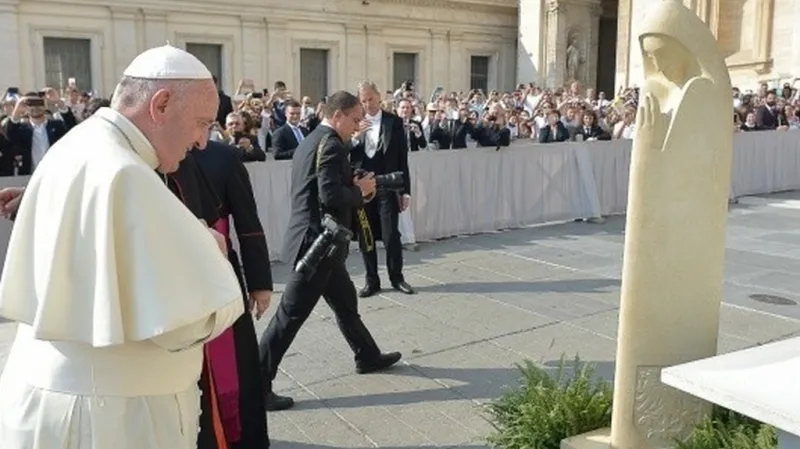 František požehnal sochu svaté Anežky