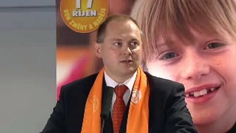 Poslanecký klub ČSSD se dnes sešel na mimořádné schůzi. Sociální demokraté se zde rozhodli, že po volbách do Senátu a krajských zastupitelstev vyvolají ve sněmovně hlasování o nedůvěře vládě Mirka Topolánka.