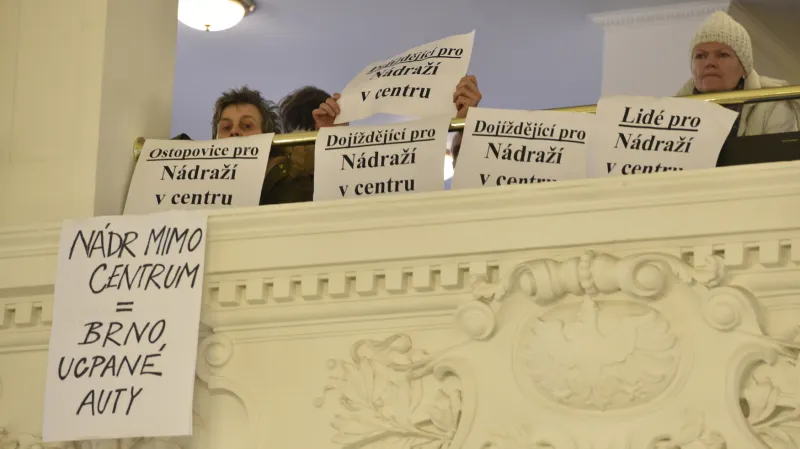 Lidé protestují na jednání zastupitelstva JMK proti nádraží u řeky