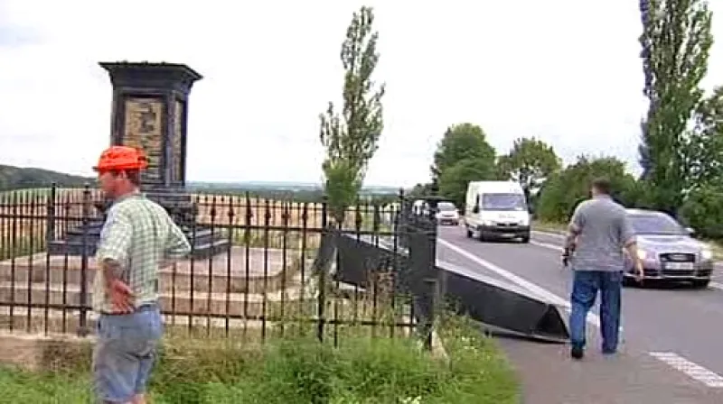 Poničený pomník bitvy u Hradce Králové