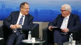 Ministři zahraničí Sergej Lavrov a Frank-Walter Steinmeier