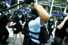 Letiště v Hongkongu už druhým dnem paralyzují protesty. Trump varuje před Čínou