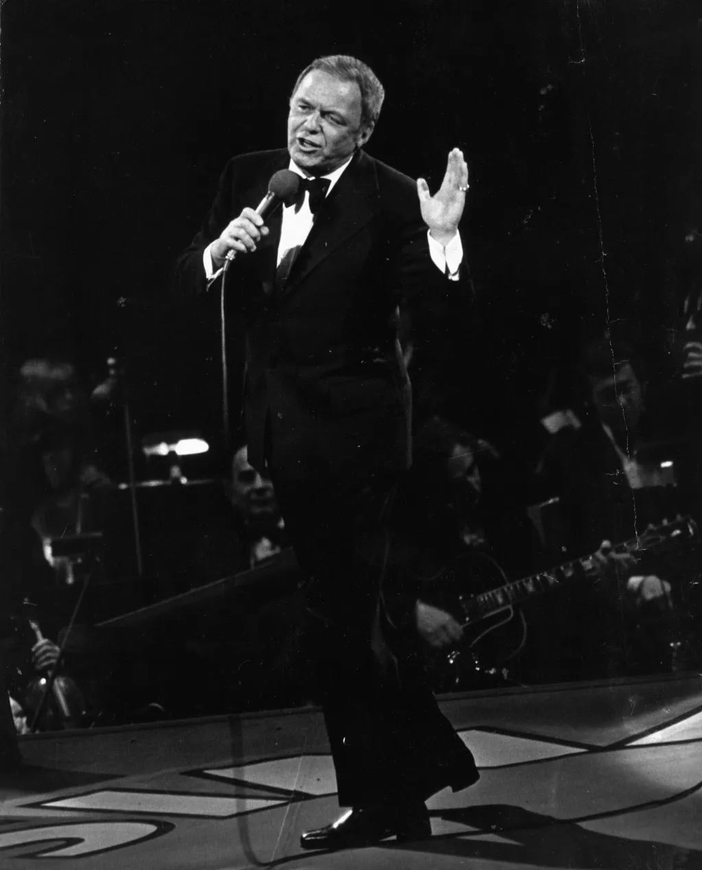K povinnostem zájemce o vystoupení patří i shánění financí. Management síně totiž nevyplácí klasický honorář a ani nehradí náklady. Fotografie z koncertu Franka Sinatry v roce 1974