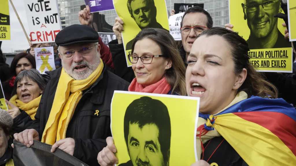 Lluís Puig (vlevo) během demonstrace proti soudnímu procesu se separatistickými politiky Katalánska