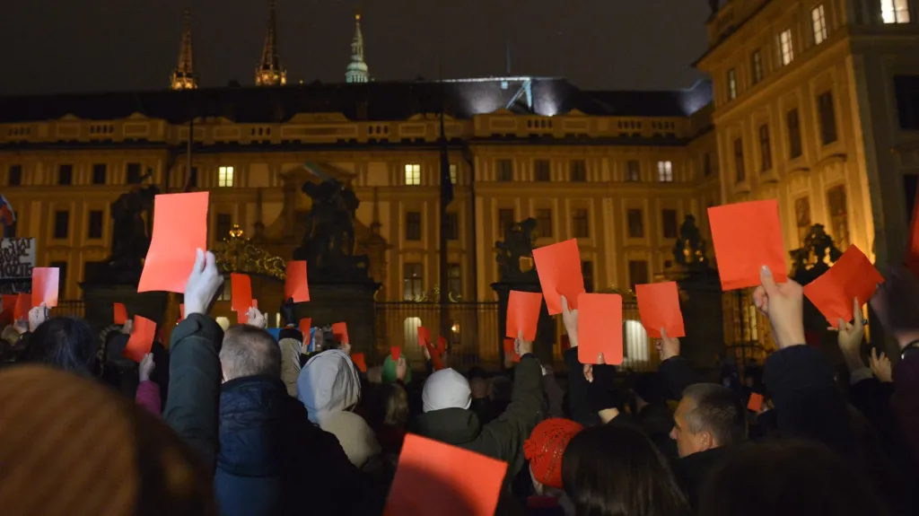 Protestující před Pražským hradem