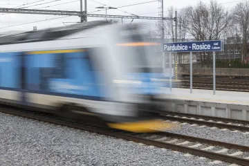 Železničáři zmodernizovali trať z Pardubic do Stéblové. Dvě koleje vedou i po novém mostě