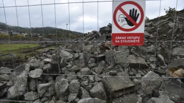 Demolice ochozů zchátralého stadionu ve Vsetíně